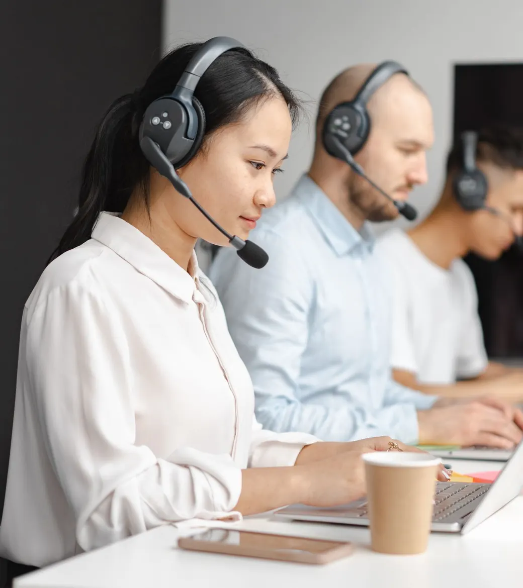 Collega's met headsets bellen met klanten