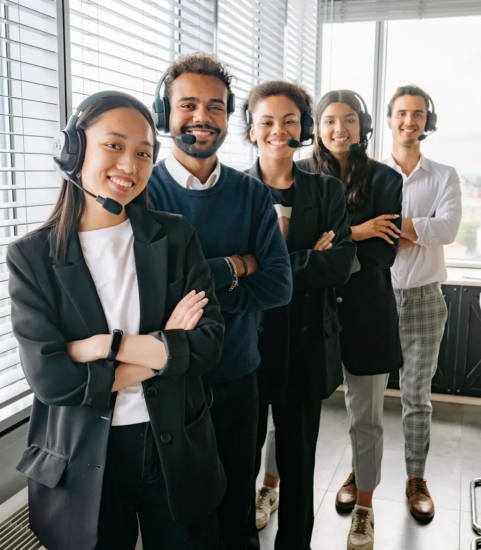 Team van sales medewerkers met headsets