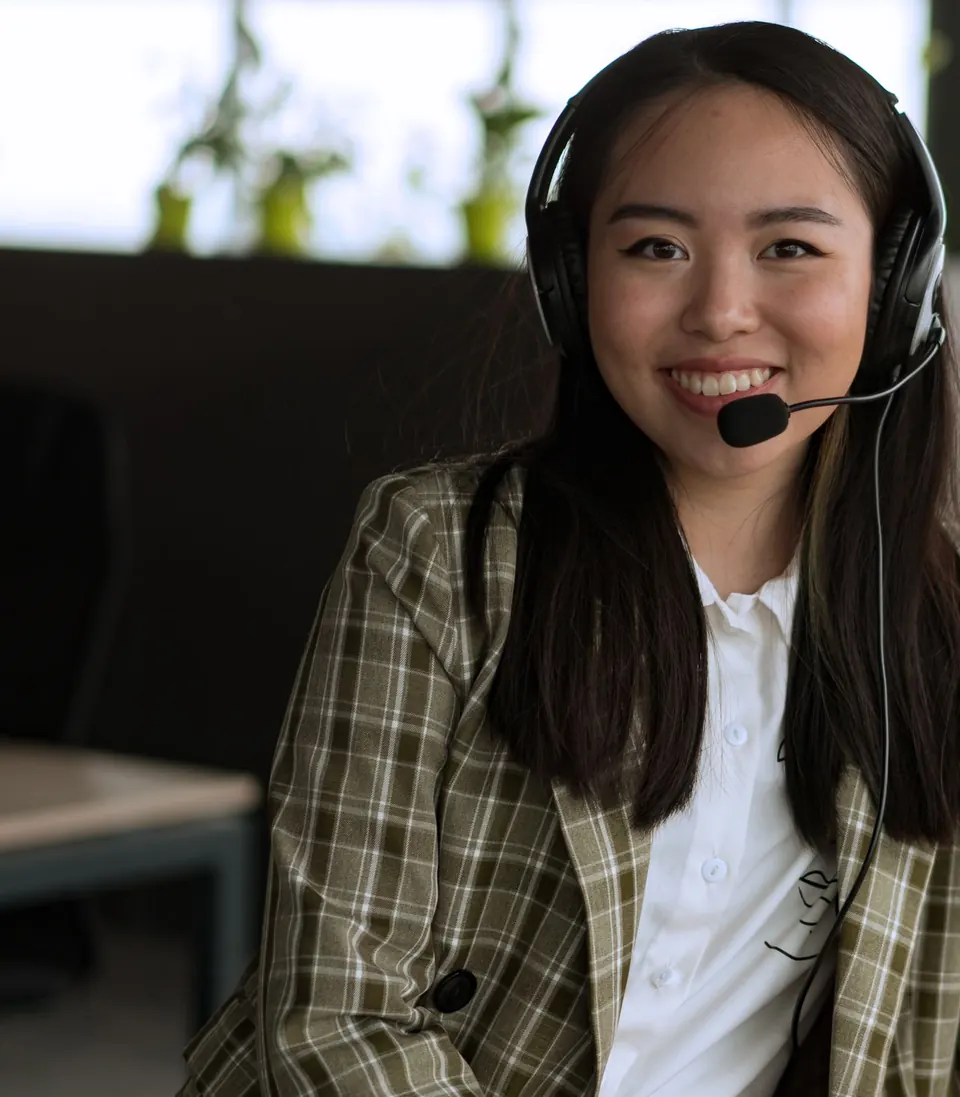 Lachende callcenter medewerker met headset